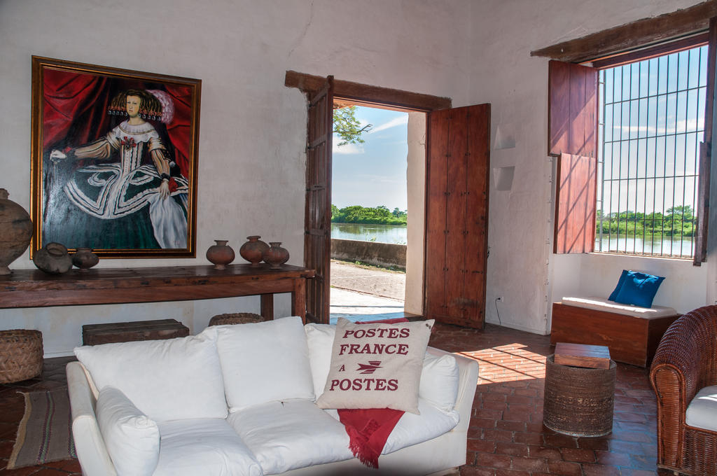 Portal De La Marquesa Hotel Mompos Exterior photo Interior of the house