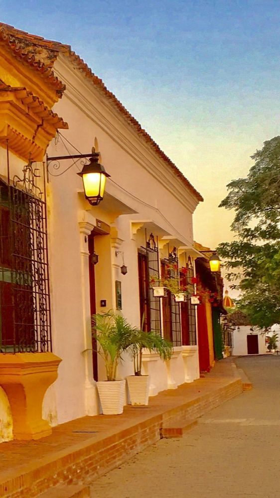 Portal De La Marquesa Hotel Mompos Exterior photo Typical architecture of the city.