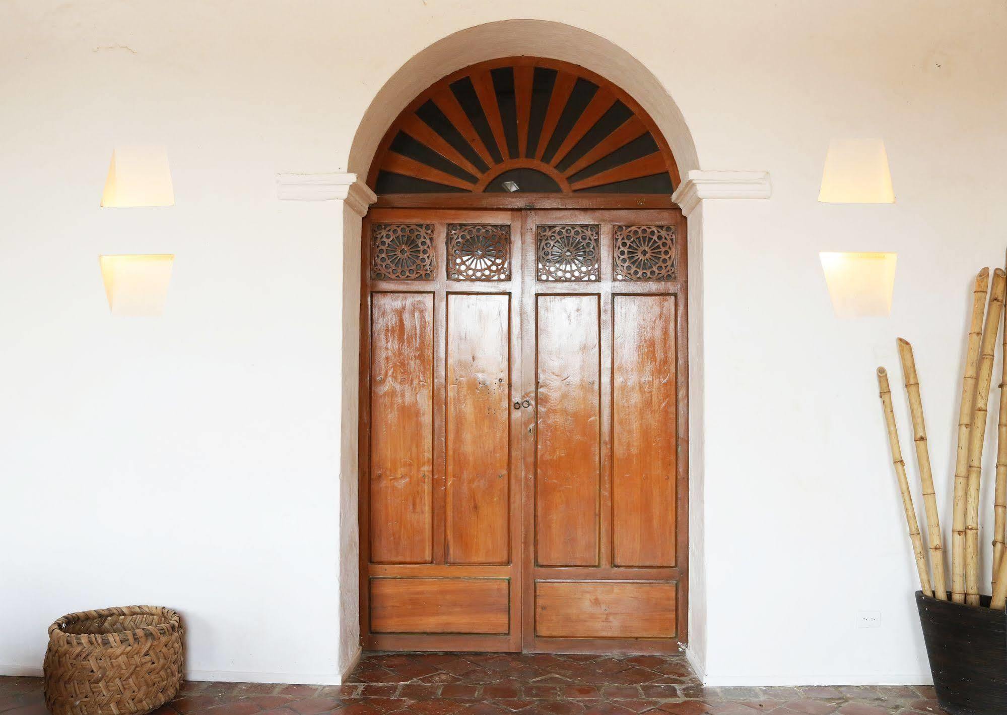 Portal De La Marquesa Hotel Mompos Exterior photo Door of the house