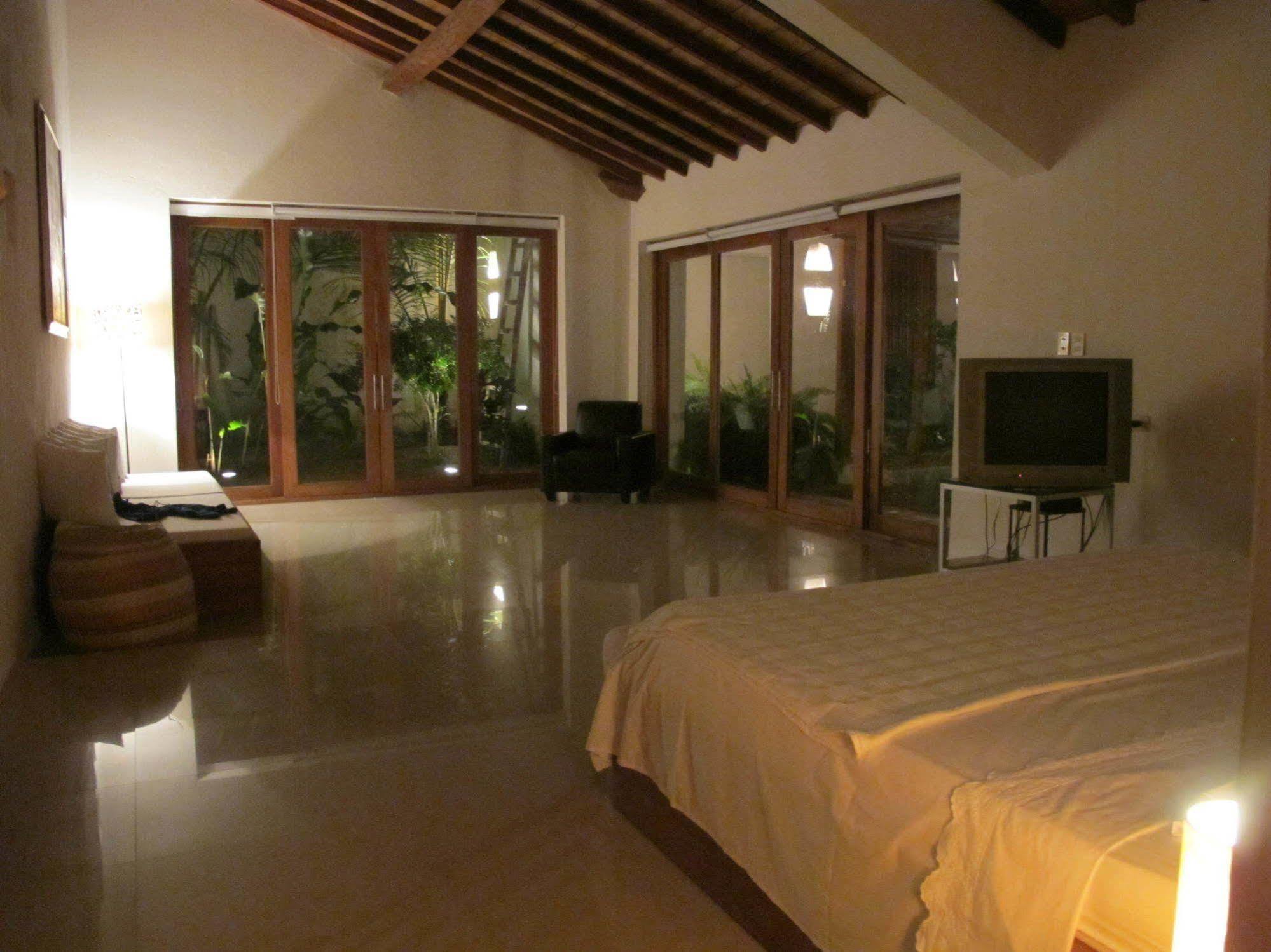 Portal De La Marquesa Hotel Mompos Exterior photo A room at the Taj Bengal