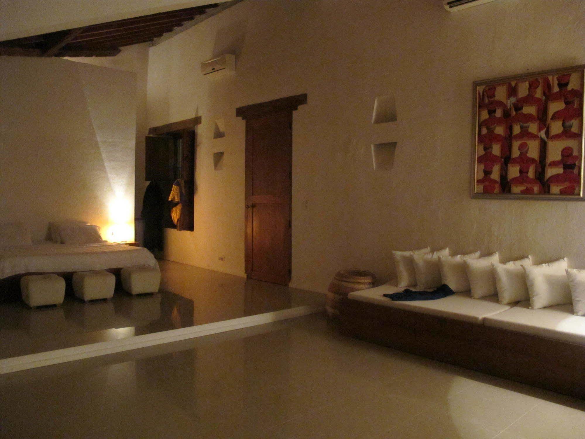 Portal De La Marquesa Hotel Mompos Exterior photo A room at the hotel