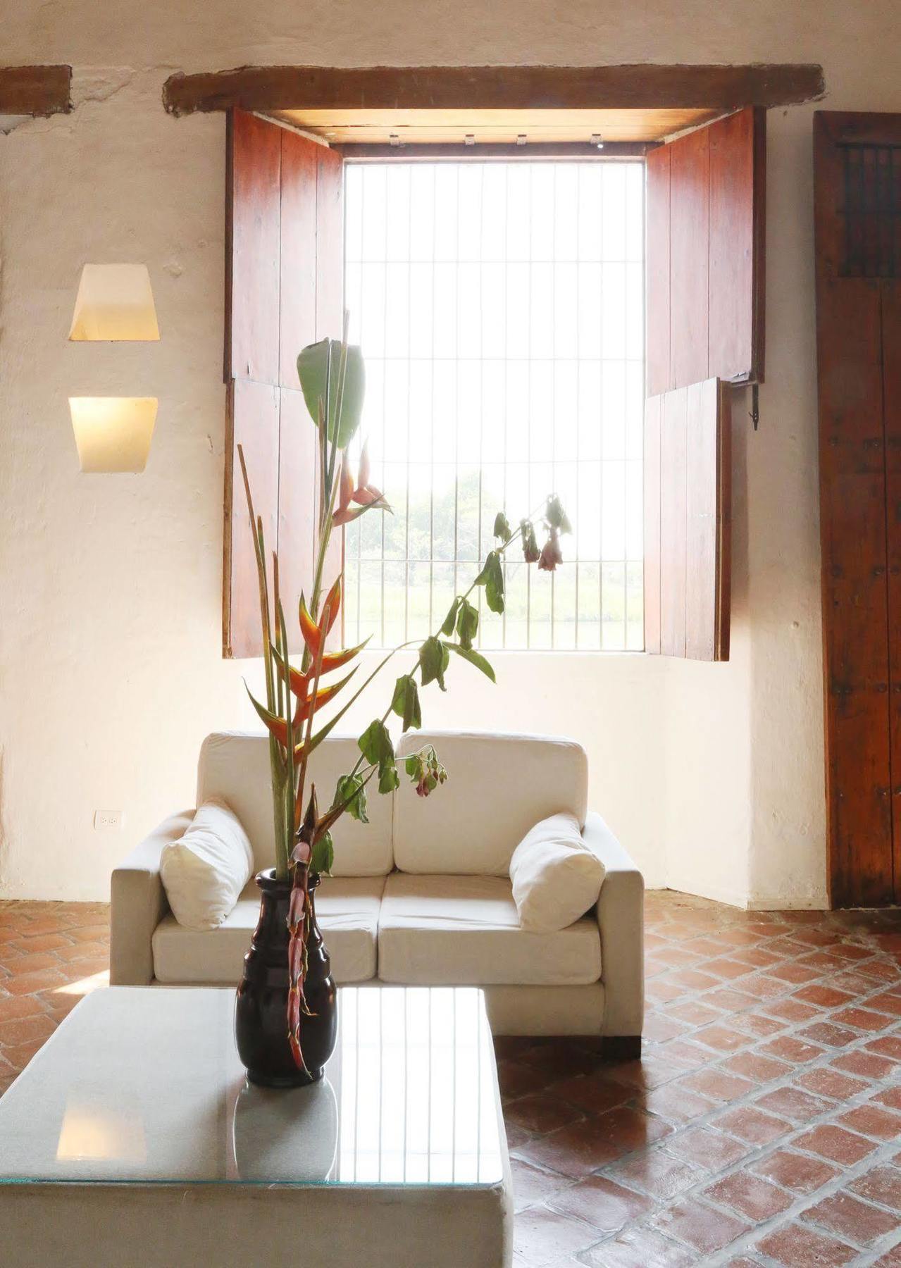 Portal De La Marquesa Hotel Mompos Exterior photo Interior of the hotel